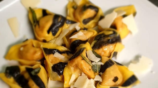 Tortelloni di zucca al ragu o burro e salvia - La Loggia delle Streghe