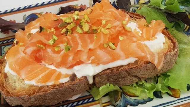 crostone di salmone con stracciatella - Bottega di Mare