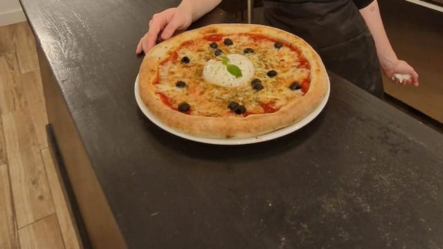 Avec huile d'olive vierge et burrata à la truffe - LOU CENTRE-VILLE, Lille