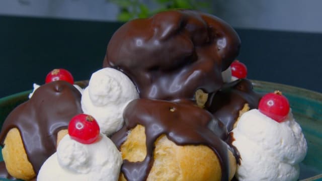 Bignè di crema pasticcera ricoperta con glassa al cioccolato e panna - Canto