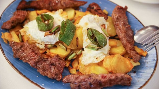 Fuente de lagarto ibérico con patatas panadera yhuevos fritos.(2 personas) - La Casa de Papel