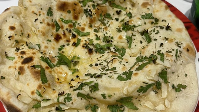 Cheese garlic naan - Villa Delhi, Paris