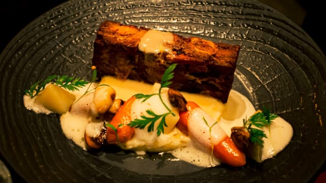 Pressé de veau, légumes de saisons glacés, risotto crémeux au champagne et émulsion au lard fumé. 