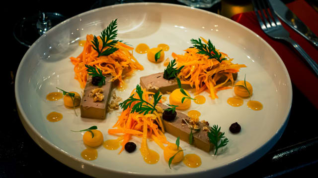 Mousse de foie de volaille, duo de carottes à l’orange, moutarde violette de Brive. 