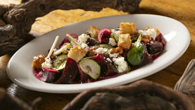 Ensalada de 2 quesos de cabra, remolacha, calabacín y vinagreta de sidra de "l'empordà" - Mussol - Westfield Glòries