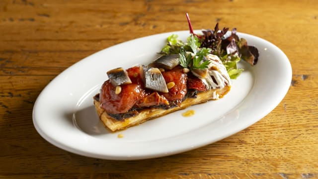 Milhojas de tomate con sardina ahumada y crema agria de yogur - Mussol - Westfield Glòries