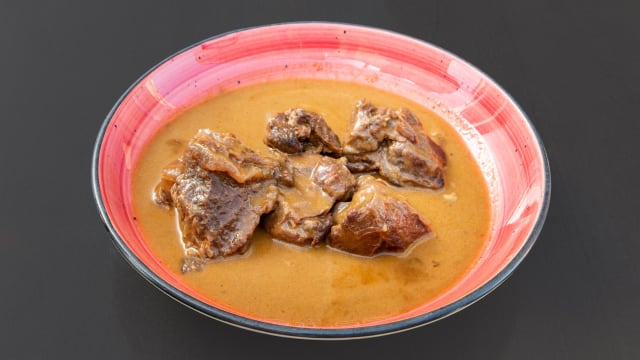 Panang nua* carrillera de ternera con curry panang - Oam Thong (Sanuk)
