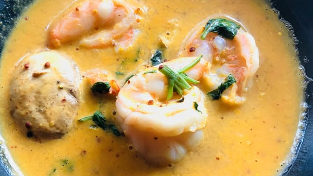 Tom gaeng som* sopa de crema de tom yam con langostinos - Oam Thong (Sanuk)