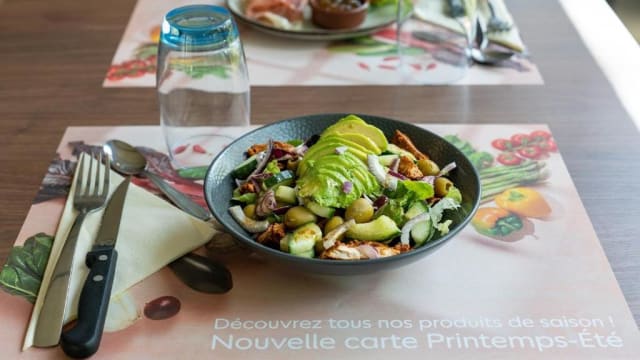 Salade d'avocat, poulet paprika - Campanile Rouen Sud Zénit Parc Expo