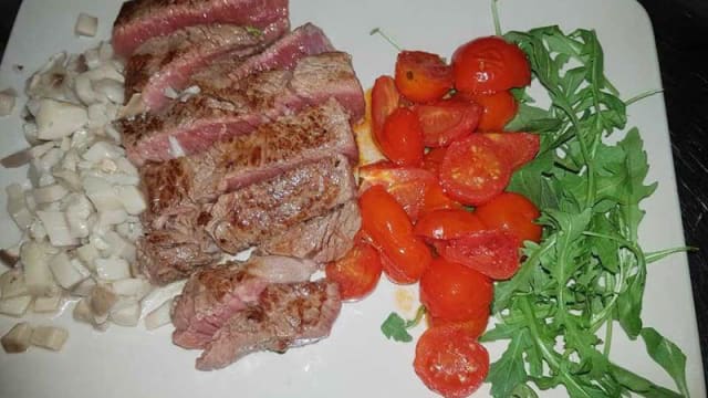 Tagliata di manzo pomodorini e rucola  - La Roccia