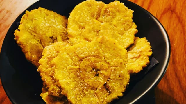 Tostones con salsa guacamole  - Dalhu pub