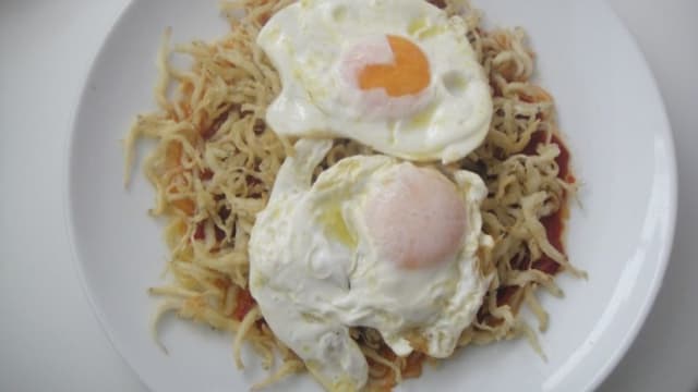 Huevos de corral con Chanquete y piquillo - La Taberna de Carmen, Madrid