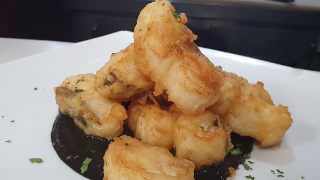 Delicias de bacalao en tempura con salsa de chipirones - La Taberna de Carmen