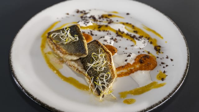 Filetto di spigola con salsa di peperoni, stracciatella di bufala, riduzione di pomodorino giallo confit e crumble di olive nere - Etnea Roof Bar & Restaurant by “UNA cucina”, Catania