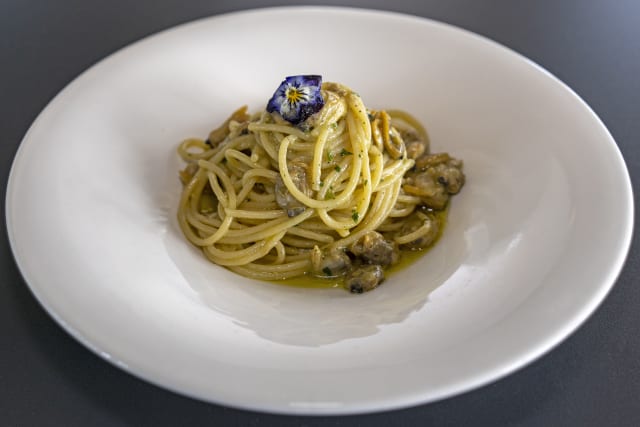 Spaghetti di grano duro con vongole veraci - Etnea Roof Bar & Restaurant by “UNA cucina”, Catania