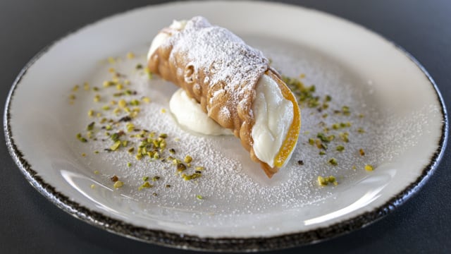 Sua maestà il Cannolo di ricotta con cialda fragrante homemade e ricotta del casaro  - Etnea Roof Bar & Restaurant by “UNA cucina”, Catania