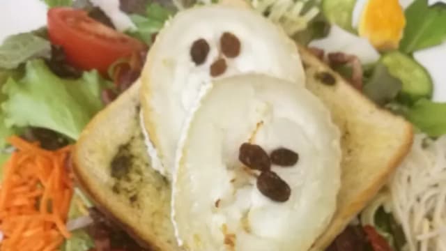 Salade warme geitenkaas op toast met spek - 't Zandkoekje