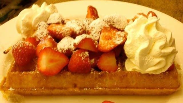 Wafel of pannenkoeken met aardbeien (seizoen)  - 't Zandkoekje