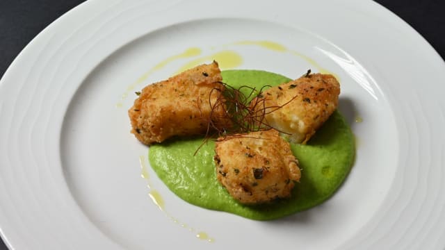 Frittelle di baccalà su crema di piselli - Osteria Rustichello, Genoa