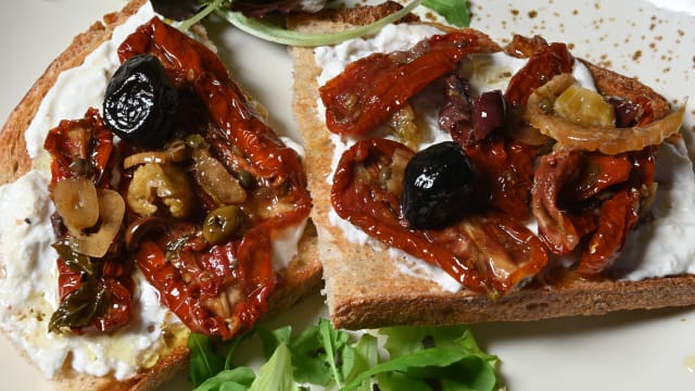 Bruschetta di pane integrale con stracciatella vaccina e pomodori secchi sott'olio  - Osteria Rustichello, Genoa