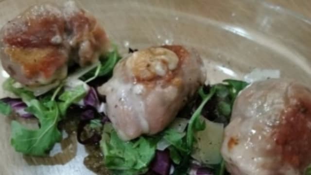 Antenata delle bombette di suino... involtini ripieni di pancetta e scamorza su misticanza d'insalata  - Osteria La Luna Piena