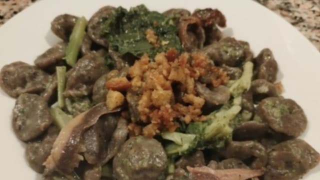 Oreccchiette nere di orzo arso e semola con le cime di rapa - Osteria La Luna Piena