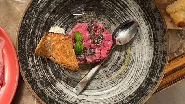 Tartare di vitello podolico, tartufo nero e olio evo - Veritas , Monopoli