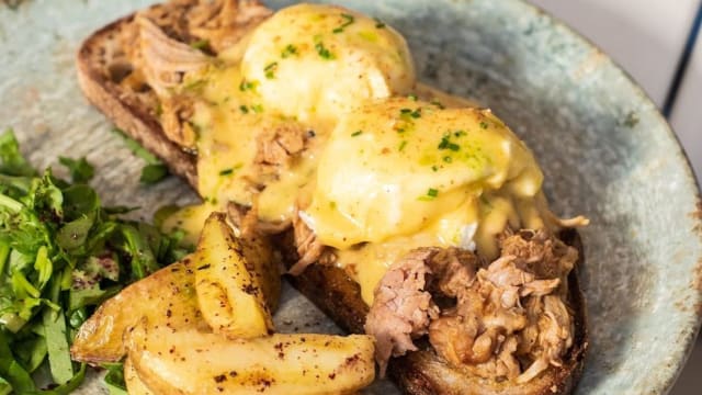 Pulled Pork Eggs Benedict  - Señor Piña Terraza Gótico, Barcelona