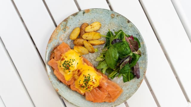 Smoked Salmon Eggs Benedict - Señor Piña Terraza Gótico, Barcelona