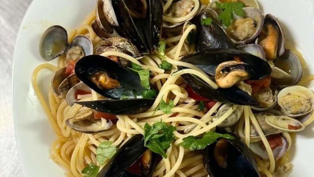 spaghetti vongole e cozze - La Taverna del Tuffatore