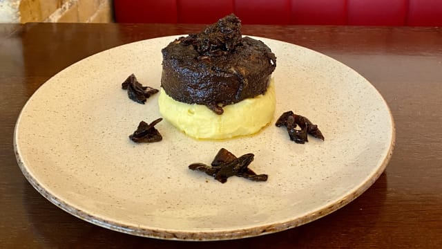 Boudin noir artisanal, confit d’oignons  - Le Refuge des Moines, Paris