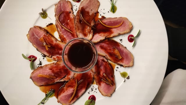 Carpaccio di anatra laccato all'arancia, miele, marsala e aceto balsamico di modena igp con arancia candita*  - Villa Noseda