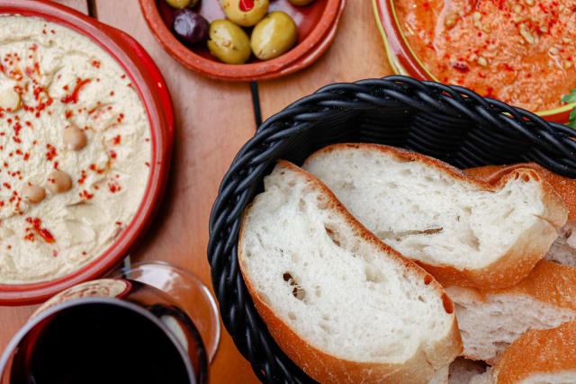 Humus - wellicht de meest bekende en klassieke mezze van kikkererwten, tahin, citroensap, olijfolie en knoflook - Restaurant Olijfje, Amsterdam