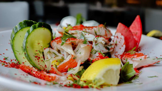 Krabsalade/Surimi- een frisse salade met olijfdressing - Restaurant Olijfje, Amsterdam