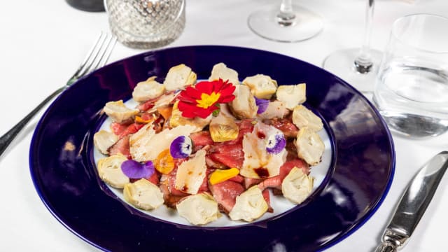 Tataki di manzo con cuore di carciofo romano, petali di grana e saba - La Terrazza