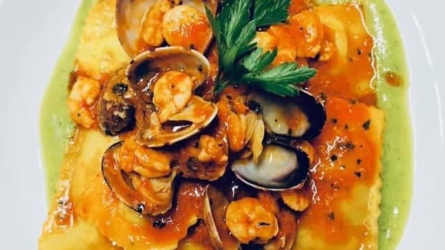 Ravioli ripieni  ai crostacei con gamberi, salsa ai gamberi e vongole su letto di crema alle zucchine - La Locanda Degli Angioini