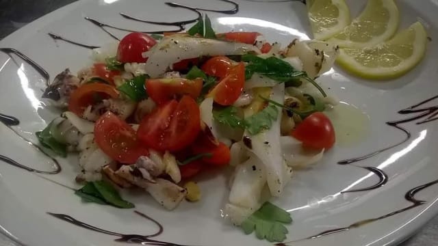 Tagliata di seppia con pomodorini, rucola e aceto balsamico - La Locanda Degli Angioini, Gallipoli