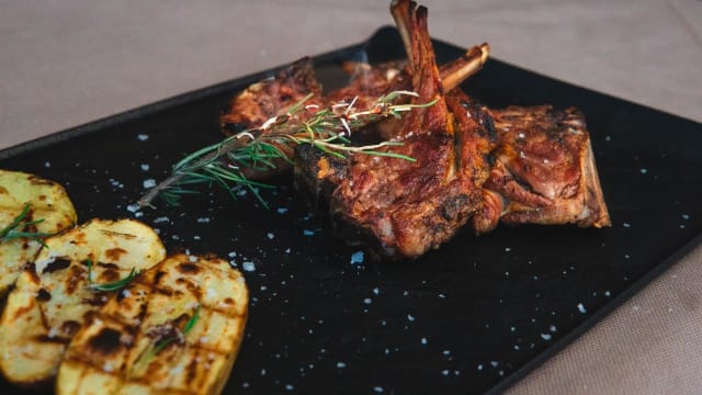 Costicine d'agnello alla brace - Mangjê E Tajs