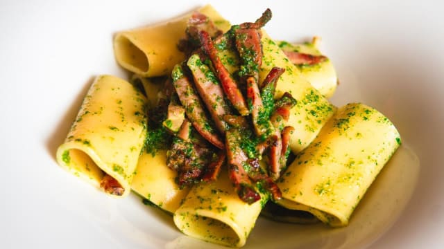 Paccheri al pesto di rucola e speck - Mangjê E Tajs