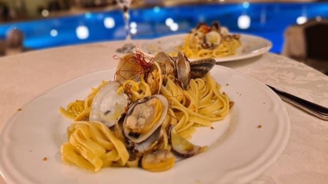 Bavette vongole con bottarga di tonno e scorzetta di limoni - 4 Spa Restaurant, Aci Castello