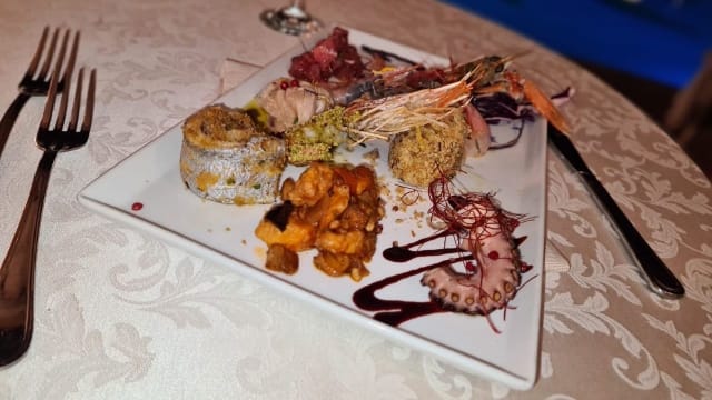 Delizia di Mare con Crudi e Cotti **, Crostacei ** e Fritturina** Mista. - 4 Spa Restaurant, Aci Castello