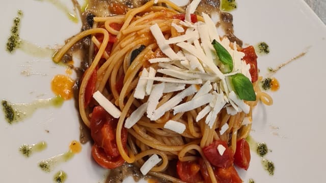 Fusilli Trafilati al Bronzo con Ciliegino Infornato, Filange di Melanzane e Scaglie di Ricotta Stagionata - 4 Spa Restaurant, Aci Castello