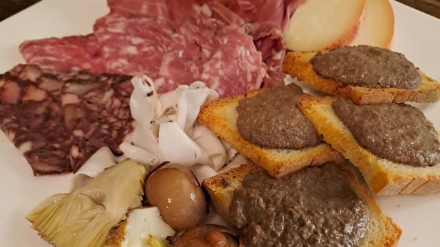 Salumi toscani, crostini con fegatini, sott'olio, sott'aceto, pecorino - Osteria Via dell'Abbondanza 14, Pistoia