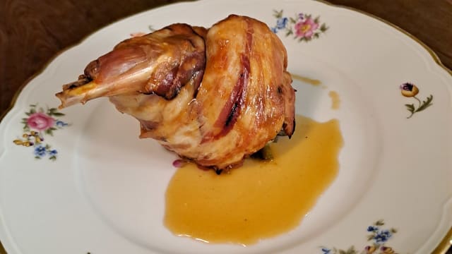 Cosciotto di coniglio in porchetta ripieno di verdure e il suo fondo al vinsanto - Osteria Via dell'Abbondanza 14