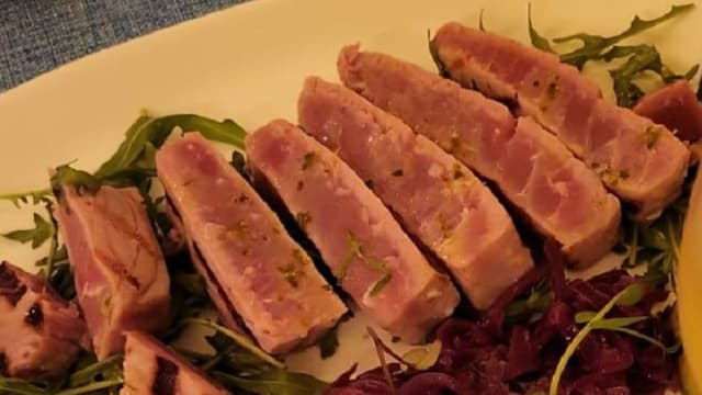 Tonno scottato con rucola e cipolla caramellata - Matùcafe_restaurant