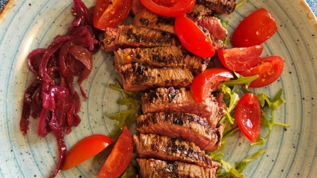 Tagliata di angus con rucola e pomodorini - Matùcafe_restaurant