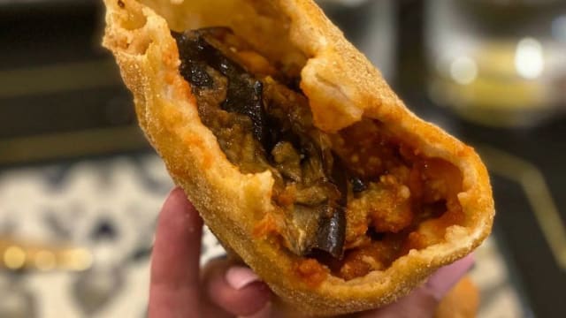  Calzone fritto “parmigiana di melanzane” - Lo Scugnizzo Cagliari