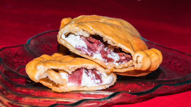  Calzone fritto “salame e ricotta” - Lo Scugnizzo Cagliari