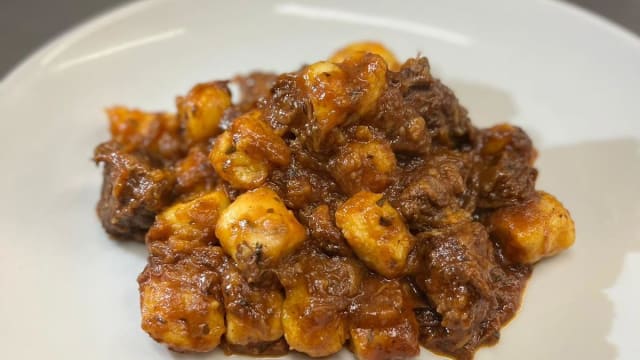 Gnocchi di patate con il goulash - Casa del pellegrino