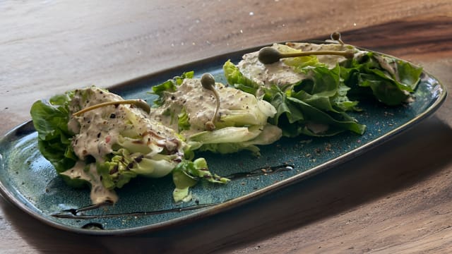 Brotes de lechuga tiernos con salsa de vitel tonné - Muñeca Brava, Madrid